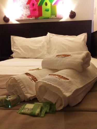 1 double bed, 1 twin bed