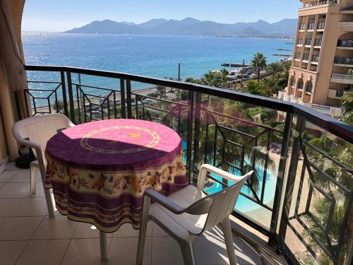Cannes apartment with balcony and sea view