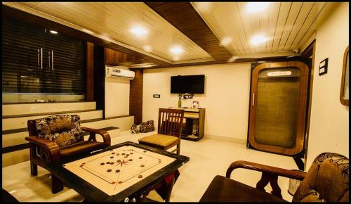 ห้องส่วนกลางสำหรับนั่งเล่น/ดูทีวี, คิวบ์สเตย์ แอร์พอร์ต แคปซูล โฮเต็ล แอนด์ โฮสเทล (Qubestay Airport Capsule Hotel & Hostel) in มุมไบ