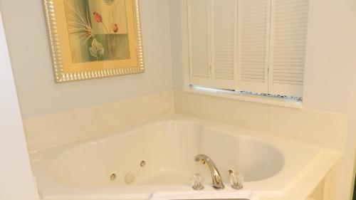 1 BR Deluxe Jacuzzi Condo Southern Exposure Oceanview Wyndham Ocean Walk - Daytona Funland