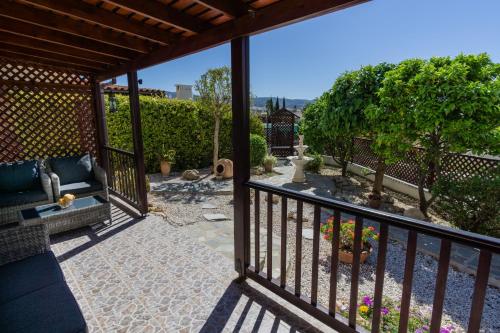 VILLA ALICIA with priv pool, beautiful garden and shady veranda- 5 min to the beach