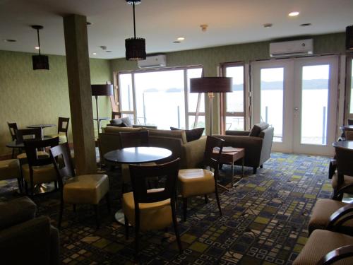 Shared lounge/TV area, Inn on the Harbour in Prince Rupert (BC)