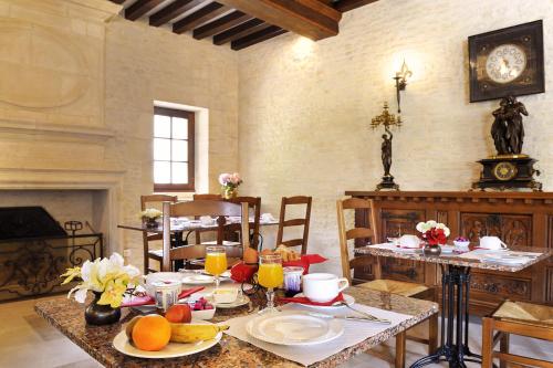 Їжа та напої, Hotel Le Manoir De Mathan Crepon a la campagne 5 mn d'Arromanches et 10 mn de Bayeux in Крепон
