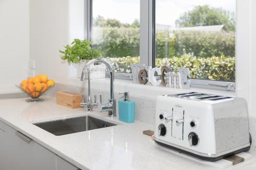 Spacious Modern Two-Bedroom Apartment in ฮามิลตัน