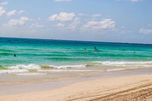 Ensuite Apt on Collins ave - image 7