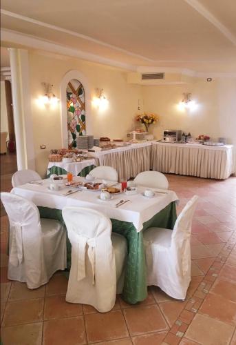Food and beverages, Hotel Quadrifoglio by Mancini in Valleranello