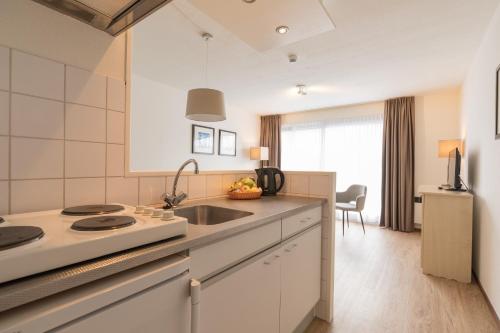 Kitchen, Fletcher Hotel-Restaurant Amelander Kaap in Ameland