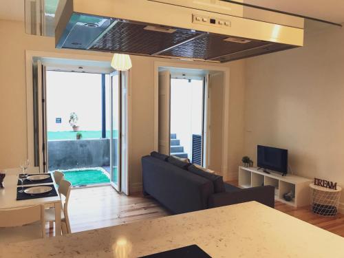 Senhora do Monte Apartment 2(esq) with Outdoor Space, Lisboa