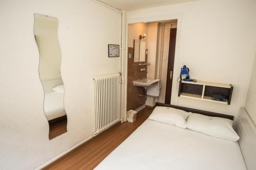 Double Room with Shared Bathroom image 3