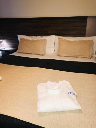 1 queen bed, 2 sofa beds