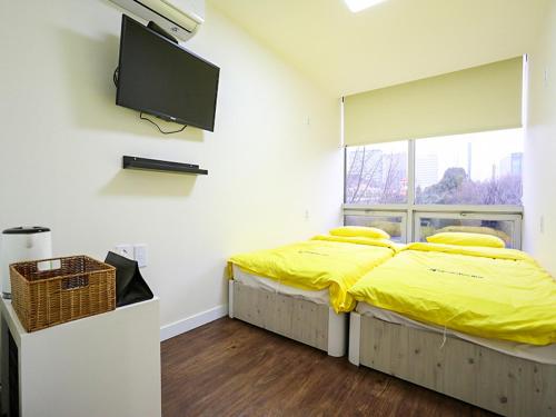 room detail thumbnail 2