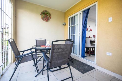 Erkély/terasz, The Oasis I, Portmore Country Club in Portmore