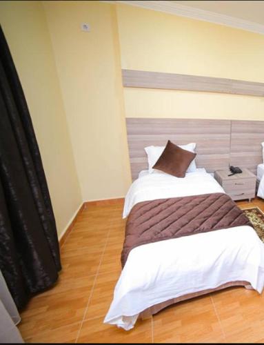 LESCALE HOTEL LESCALE HOTEL is conveniently located in the popular Oran area. The property has everything you need for a comfortable stay. All the necessary facilities, including 24-hour front desk, Wi-Fi in publi