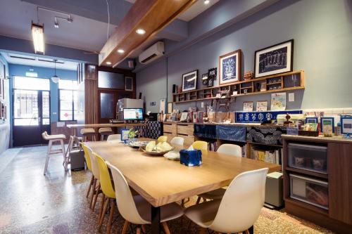 Shared lounge/TV area