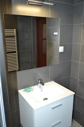 Quadruple Room image 6