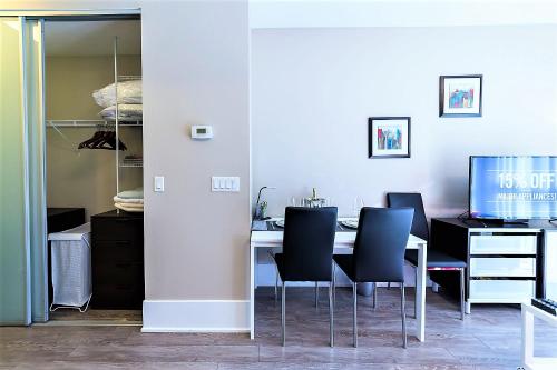 Upscale Suite at CN Tower, Metro Convention & Rogers Centre, Toronto (photo 9)