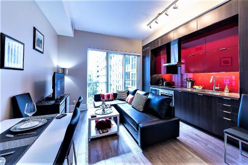 Upscale Suite at CN Tower, Metro Convention & Rogers Centre, Toronto (photo 2)