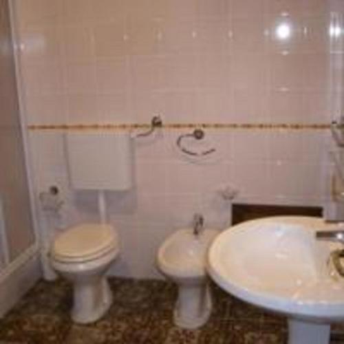 One-Bedroom Apartment with Balcony image 3