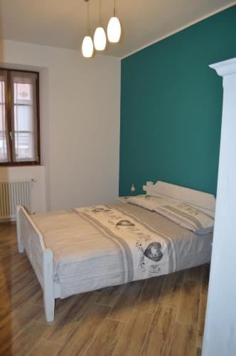 Parravicini Red Flower apartment 4