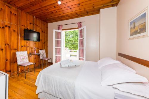 Double Room image 6