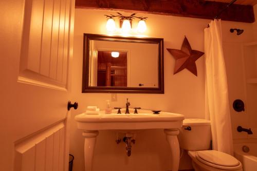 Yellowstone Cozy Caldera Cabin