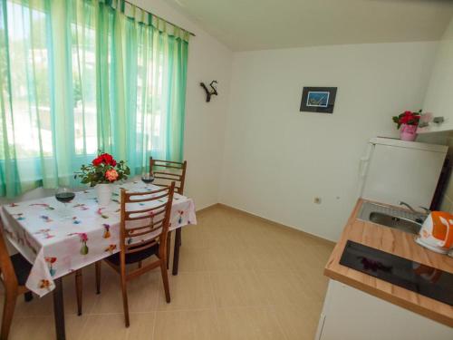 Apartments with a parking space Zivogosce - Porat, Makarska - 16289