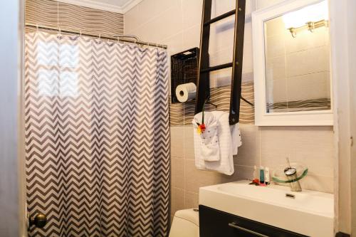 Bathroom, Palm Spring Inn in Oranjestad