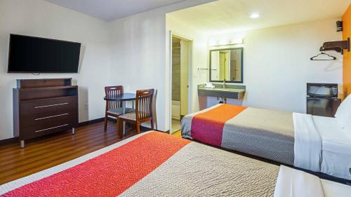 Motel 6 Maple/Main - Accommodation - Hesperia