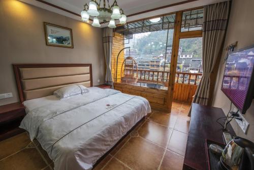 . Fenghuang Memory Linjiang Inn