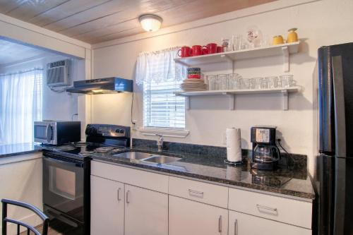 Coastal Hideway #B - image 12