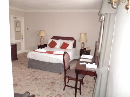 1 double bed, 1 twin bed