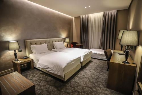 2 twin beds, 1 sofa bed