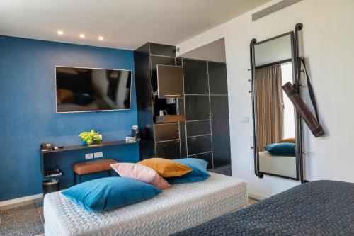 Superior Twin Room image 6