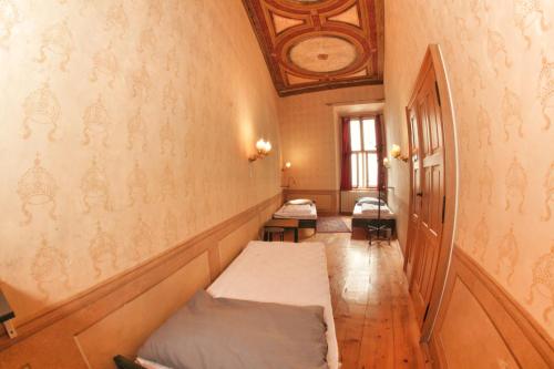 3 twin beds