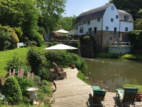 Castle Mill Bed and Breakfast - Accommodation - Dorking