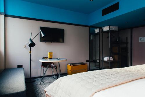 1 queen bed, 1 twin bed