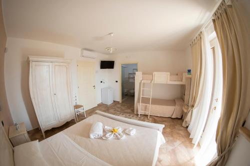 1 queen bed, 2 bunk beds