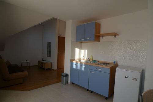 2 twin beds, 1 sofa bed