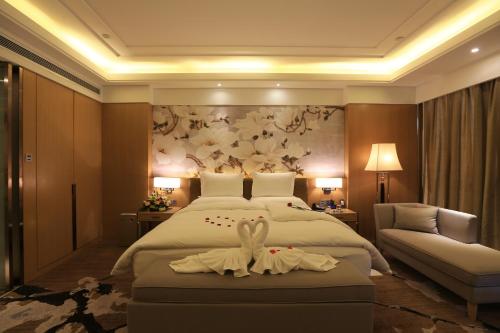 Howard Johnson Xiangyu Plaza Linyi Ideally located in the Hedong area, Howard Johnson Xiangyu Plaza Linyi promises a relaxing and wonderful visit. Both business travelers and tourists can enjoy the propertys facilities and services. S