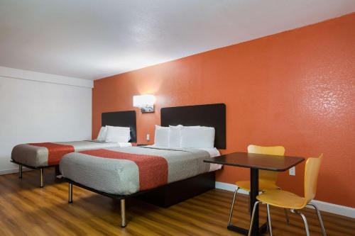 Motel 6-Suwanee, GA - Gwinnett Center Stop at Motel 6 Gwinnett Center to discover the wonders of Suwanee (GA). The hotel offers guests a range of services and amenities designed to provide comfort and convenience. Take advantage of the ho