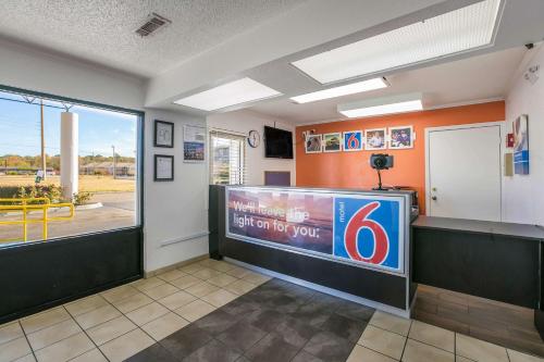 ห้องส่วนกลางสำหรับนั่งเล่น/ดูทีวี, Motel 6 Dothan, AL in โดทัน (AL)
