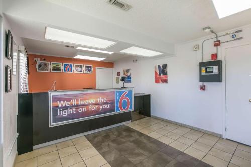 公共休息室/电视室, Motel 6 Dothan, AL in 多森(AL)