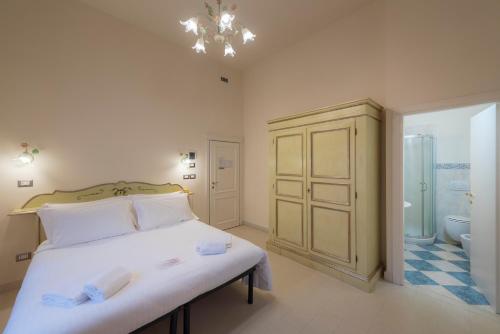 Classic Double Room image 4