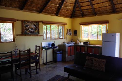 Κοινόχρηστο σαλόνι/χώρος τηλεόρασης, Bosveldsig Cottages in Μάμπουλα