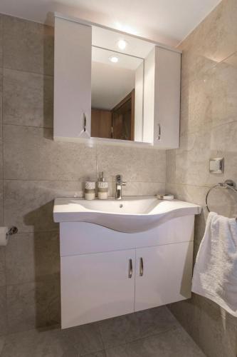 Spacious & Convenient Place near Acropolis Museum by GHH - Tap to explore photos