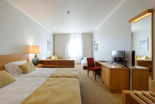 Familiar Better Together (2 adults + 2 children)