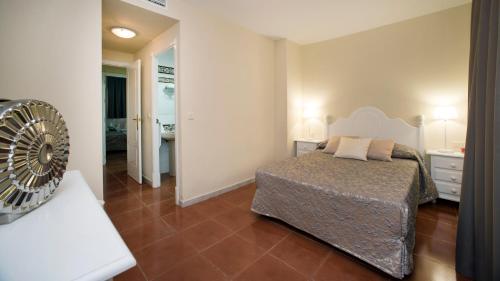 Leo Isla Canela Selection Located in Huelva City Center, Isla Canela Selection is a perfect starting point from which to explore Huelva. Offering a variety of facilities and services, the hotel provides all you need for a good