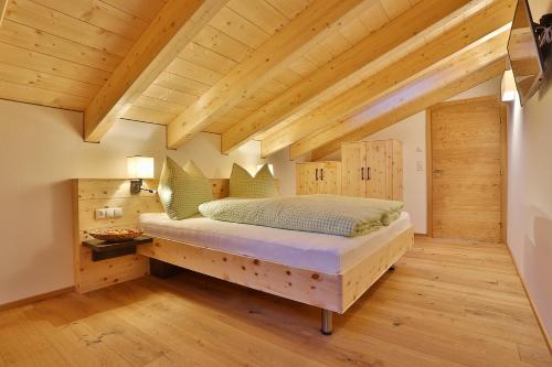 1 queen bed, 1 sofa bed