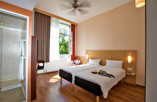 2 twin beds