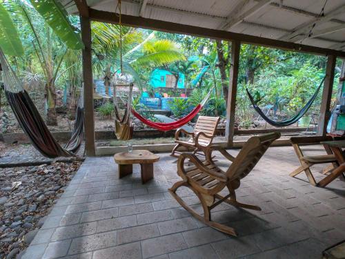 Instalaciones, Hammock plantation in El Zonte